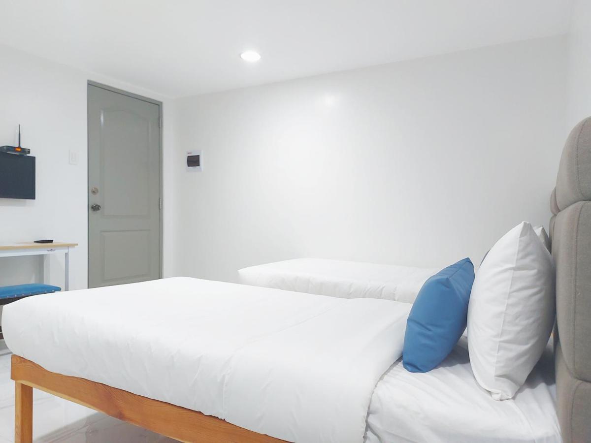 Airobedz Makati - A Value Hotel Manila Eksteriør bilde